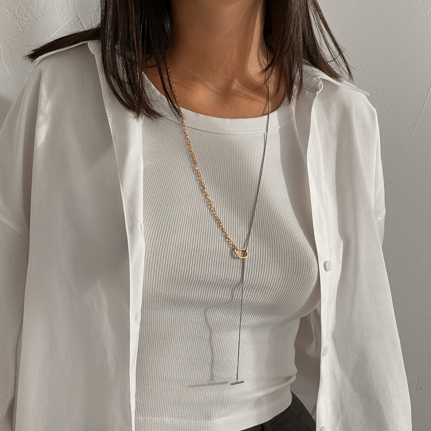 Minimalistinis dviejų spalvų ilgas kaklo papuošalas - MUNÉ