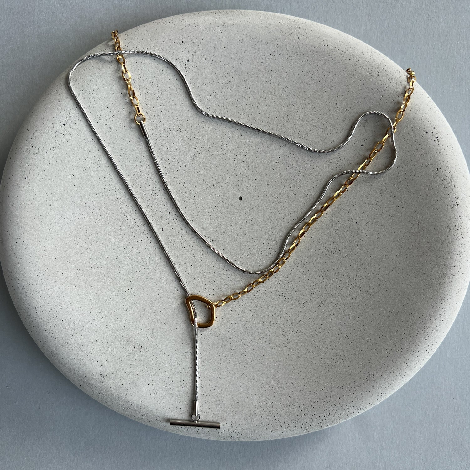 Minimalistinis dviejų spalvų ilgas kaklo papuošalas - MUNÉ