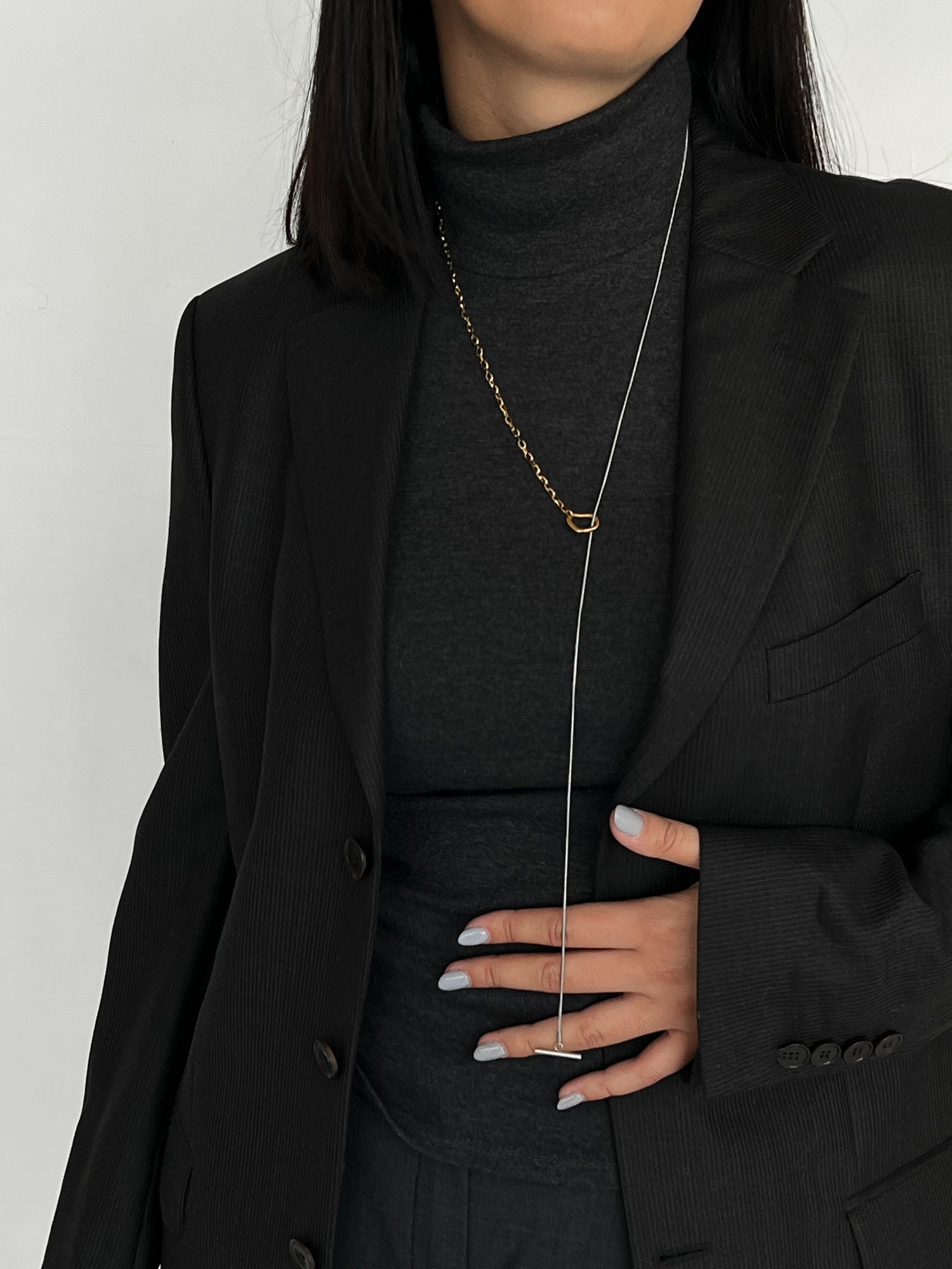 Minimalistinis dviejų spalvų ilgas kaklo papuošalas - MUNÉ