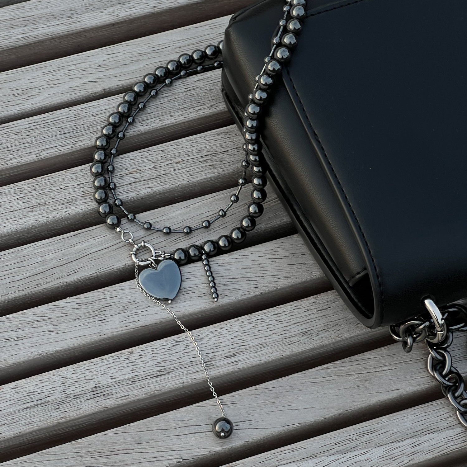 Minimalistinis hematito vėrinys - MUNÉ