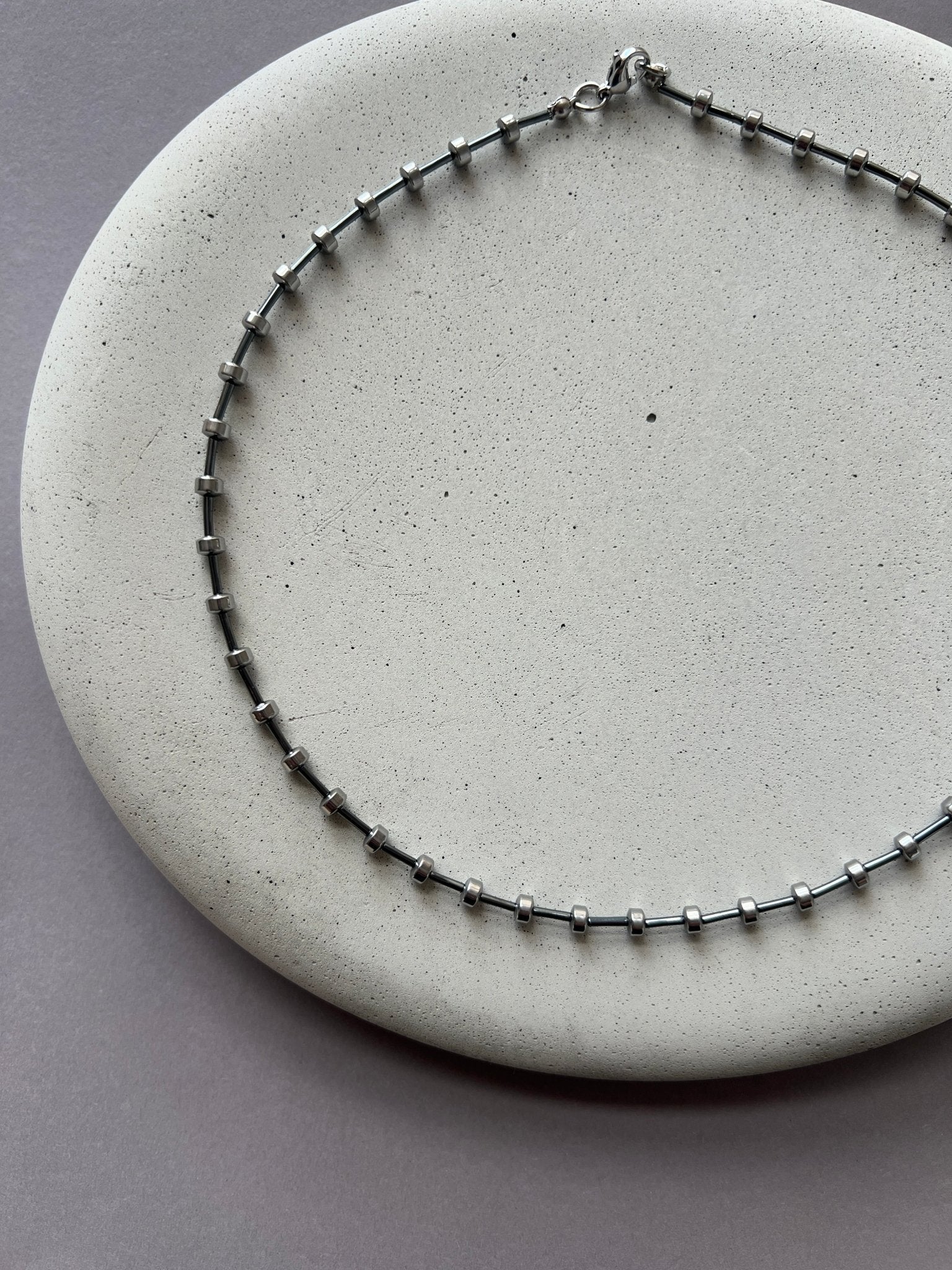 Minimalistinis hematito vėrinys - MUNÉ