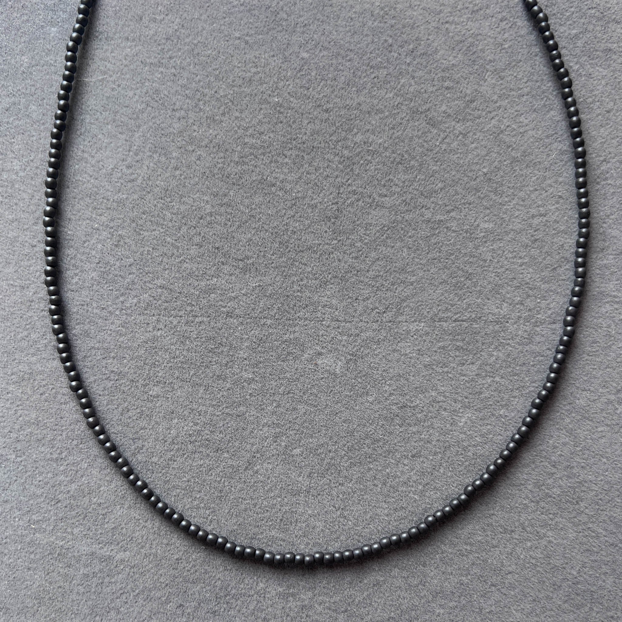 Minimalistinis matinio hematito vėrinys - MUNÉ