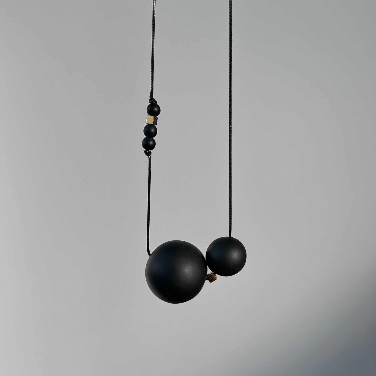 Minimalistinis modernus kaklo papuošalas Oo_black - MUNÉ