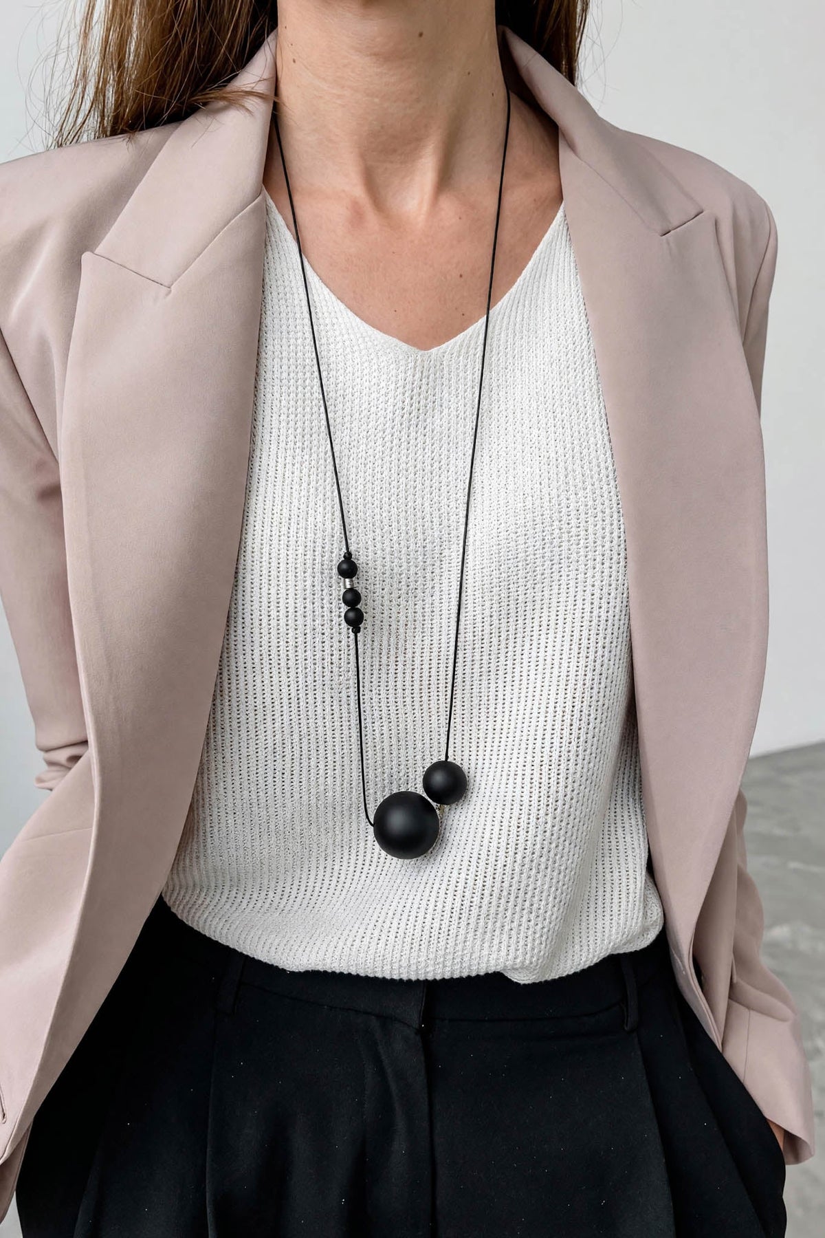 Minimalistinis modernus kaklo papuošalas Oo_black - MUNÉ