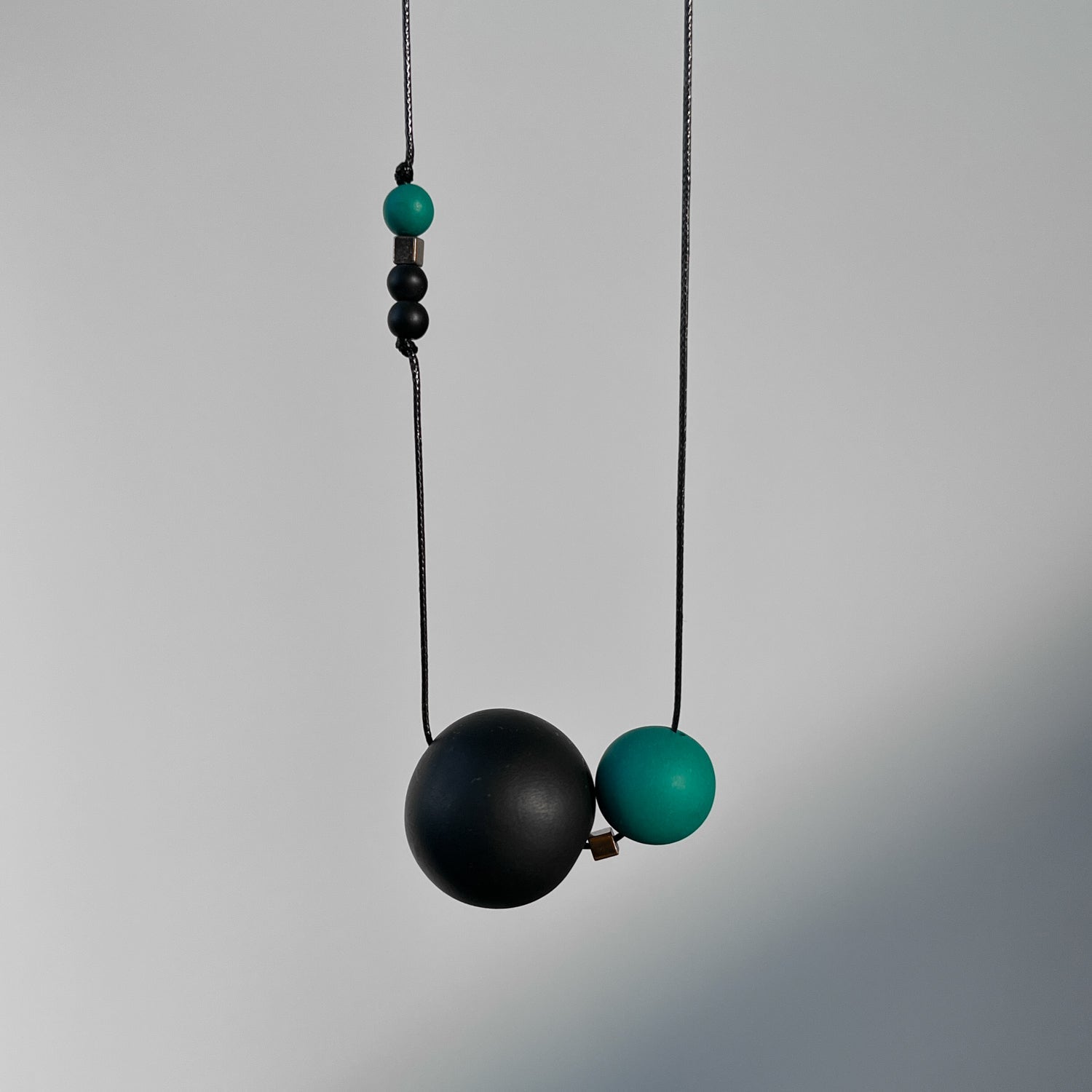 Minimalistinis modernus kaklo papuošalas Oo_green - MUNÉ