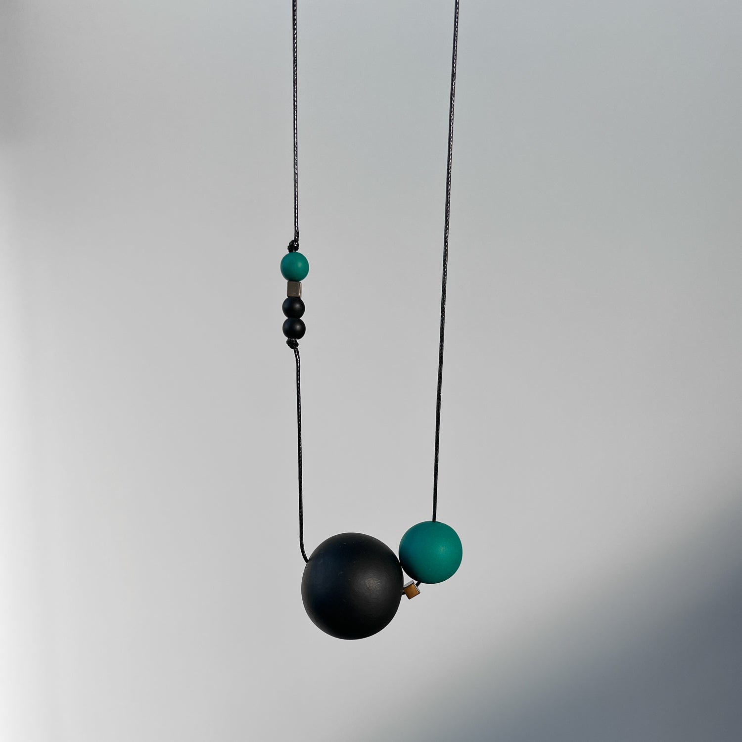 Minimalistinis modernus kaklo papuošalas Oo_green - MUNÉ