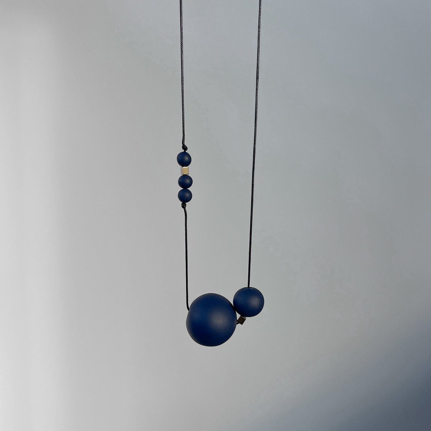 Minimalistinis modernus kaklo papuošalas Oo_navyblue - MUNÉ