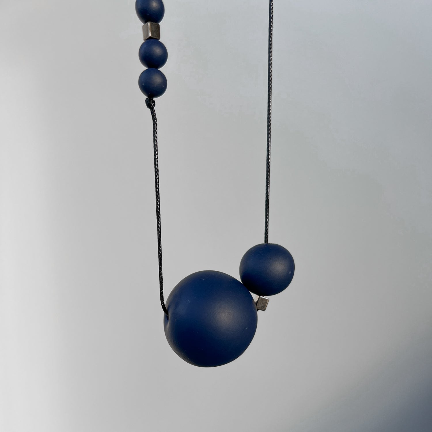 Minimalistinis modernus kaklo papuošalas Oo_navyblue - MUNÉ