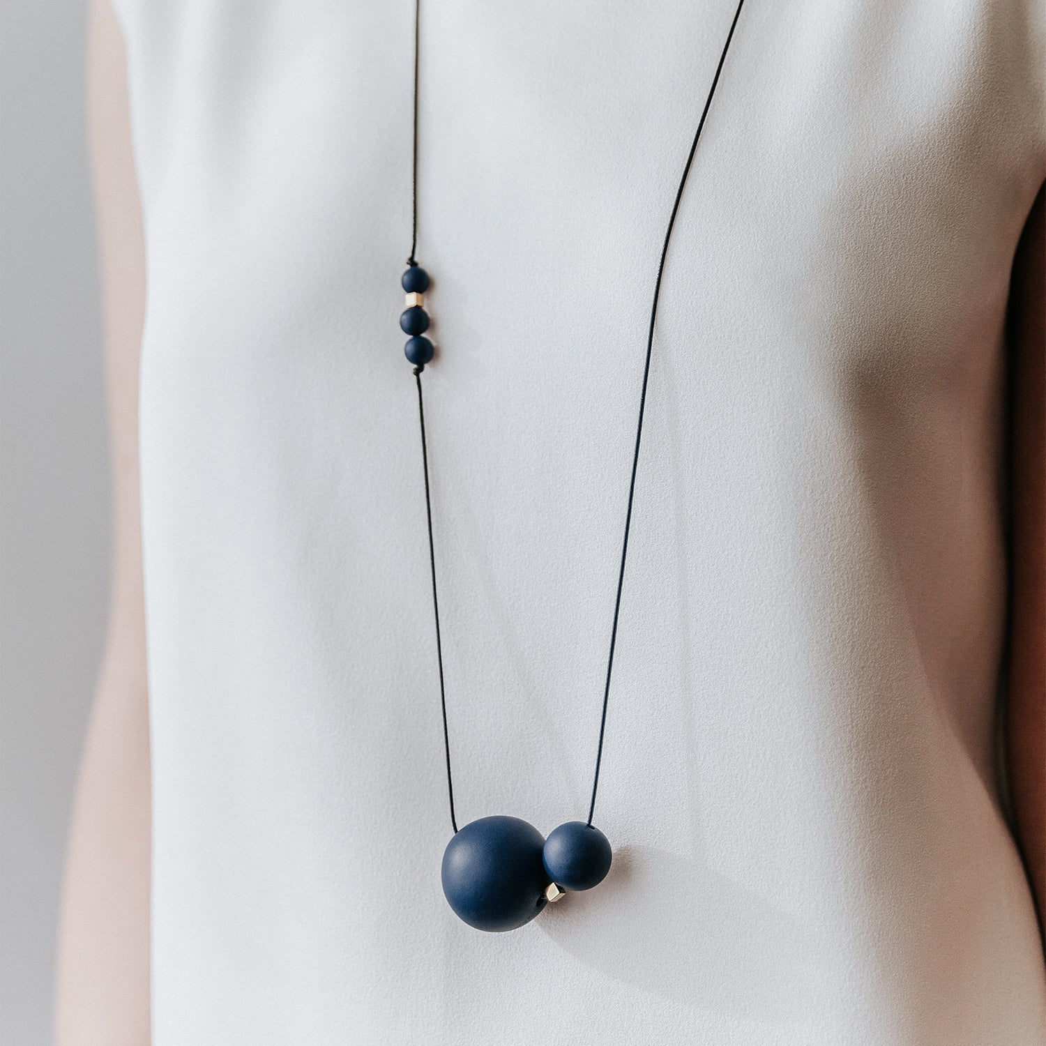 Minimalistinis modernus kaklo papuošalas Oo_navyblue - MUNÉ
