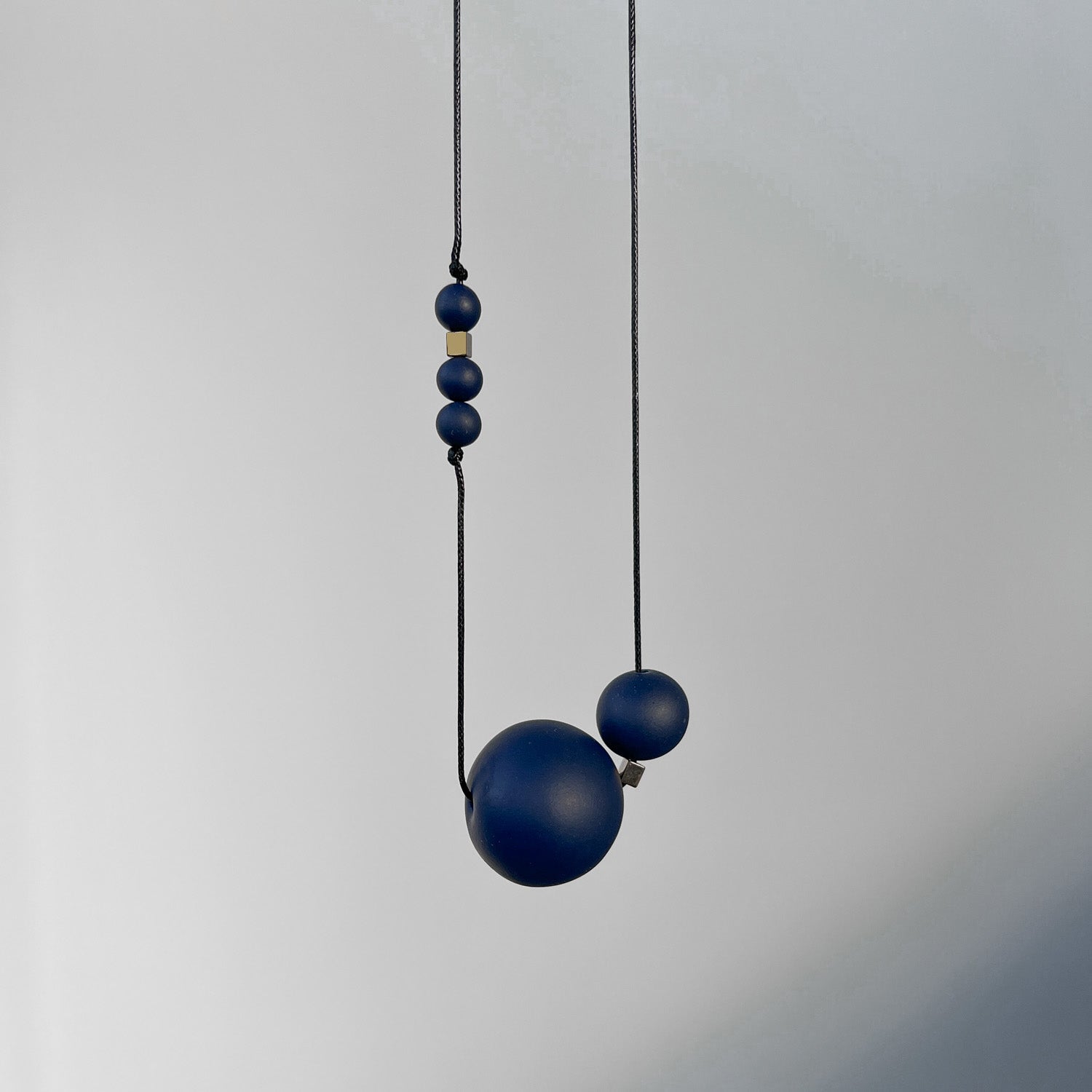 Minimalistinis modernus kaklo papuošalas Oo_navyblue - MUNÉ