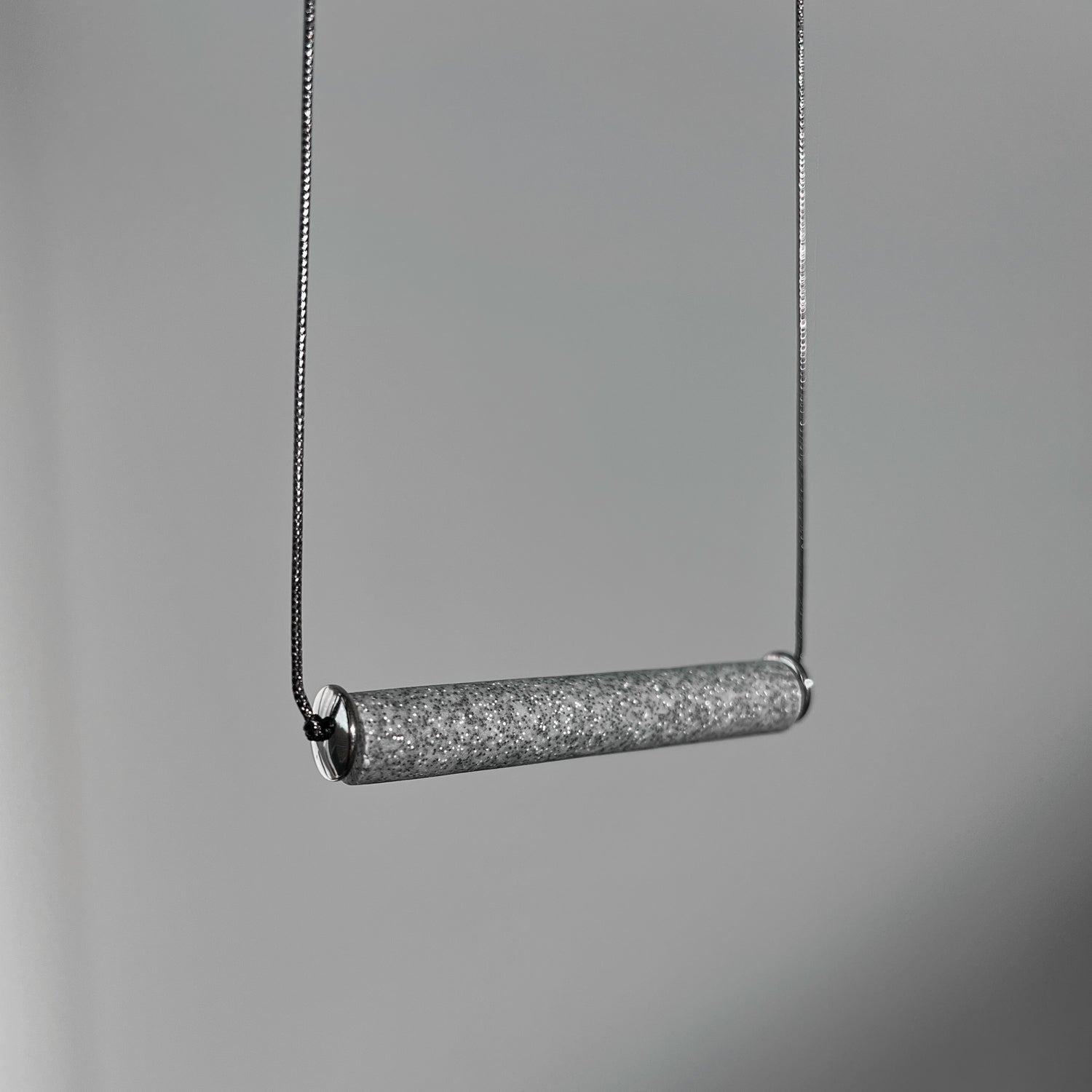 Minimalistinis modernus kaklo papuošalas Simply_N2_grey - MUNÉ