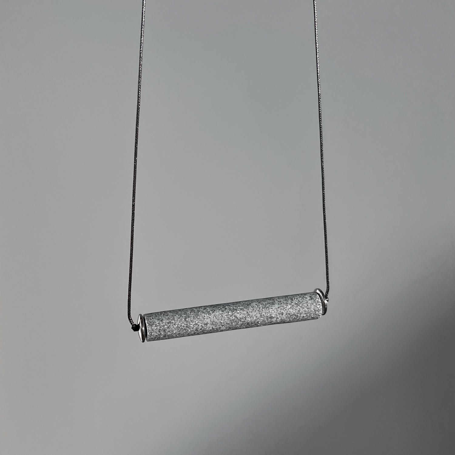 Minimalistinis modernus kaklo papuošalas Simply_N2_grey - MUNÉ