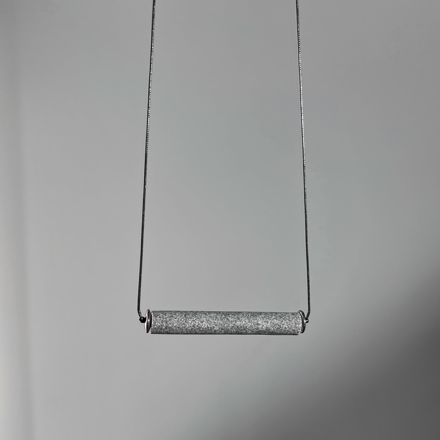 Minimalistinis modernus kaklo papuošalas Simply_N2_grey - MUNÉ