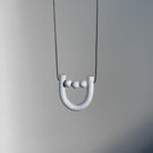 Minimalistinis modernus kaklo papuošalas U_white - MUNÉ