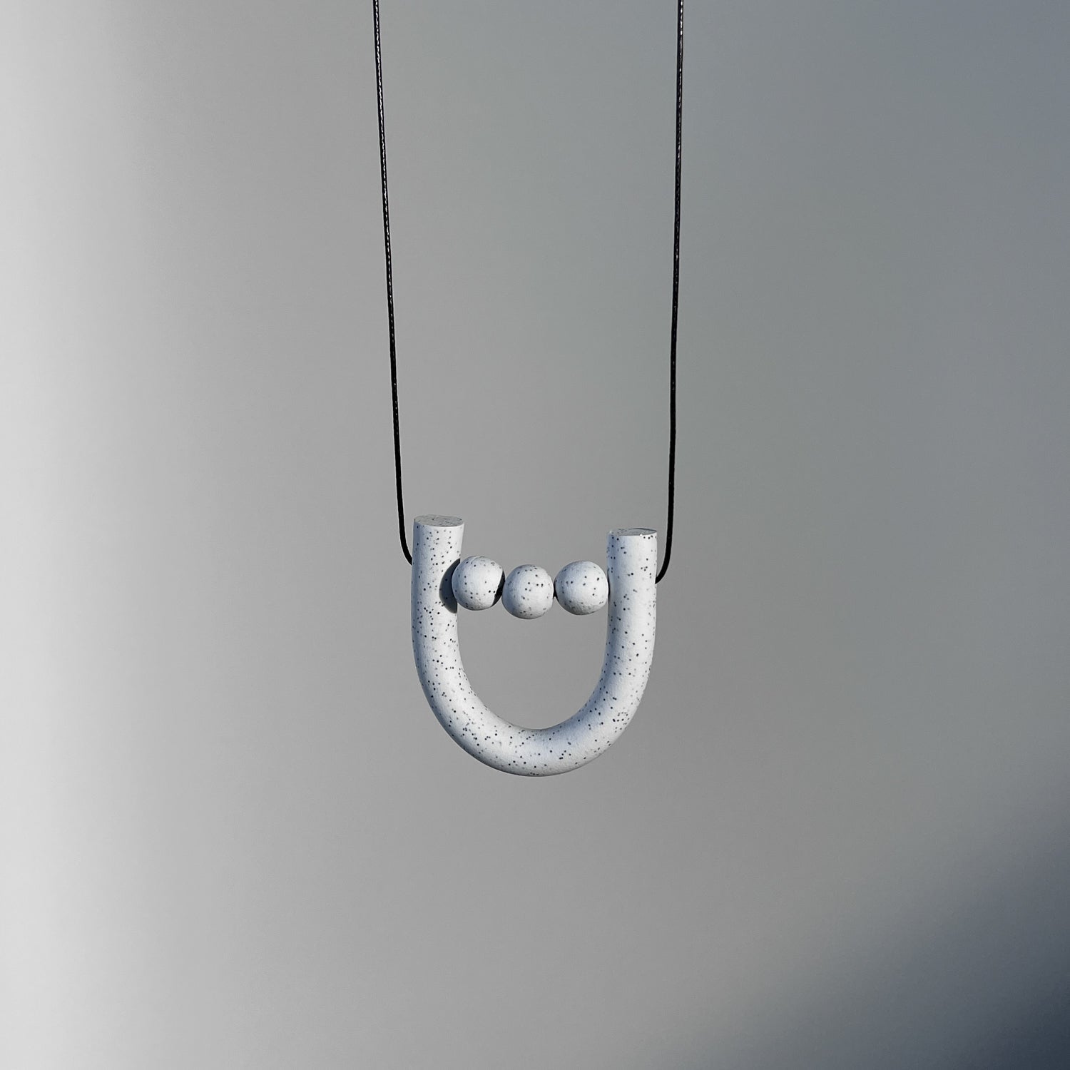 Minimalistinis modernus kaklo papuošalas U_white - MUNÉ