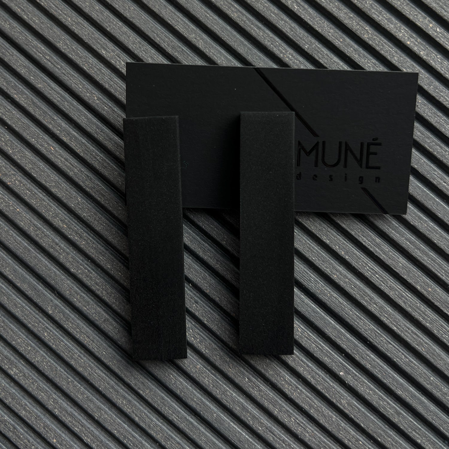 Modernūs auskarai - Charcoal - MUNÉ