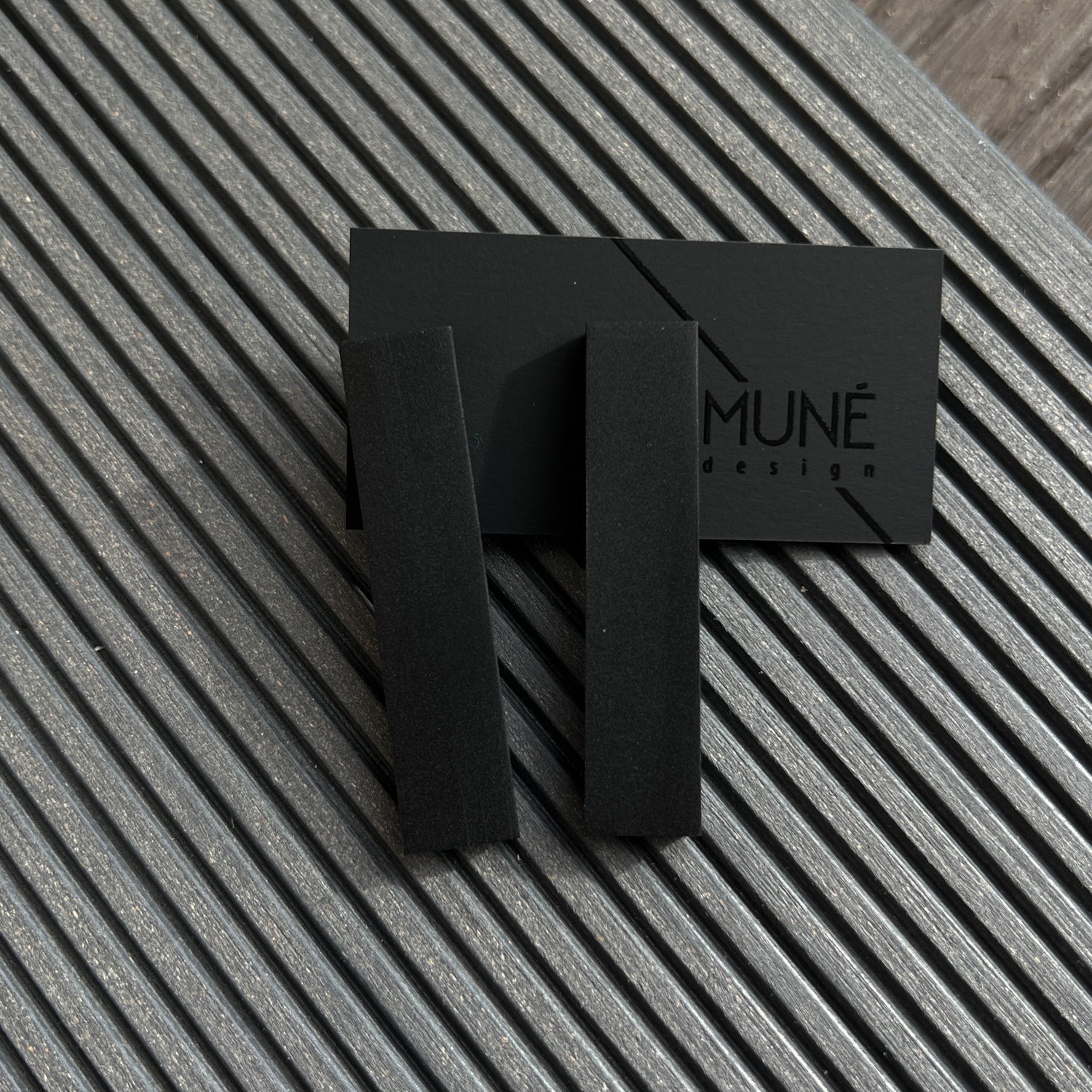 Modernūs auskarai - Charcoal - MUNÉ