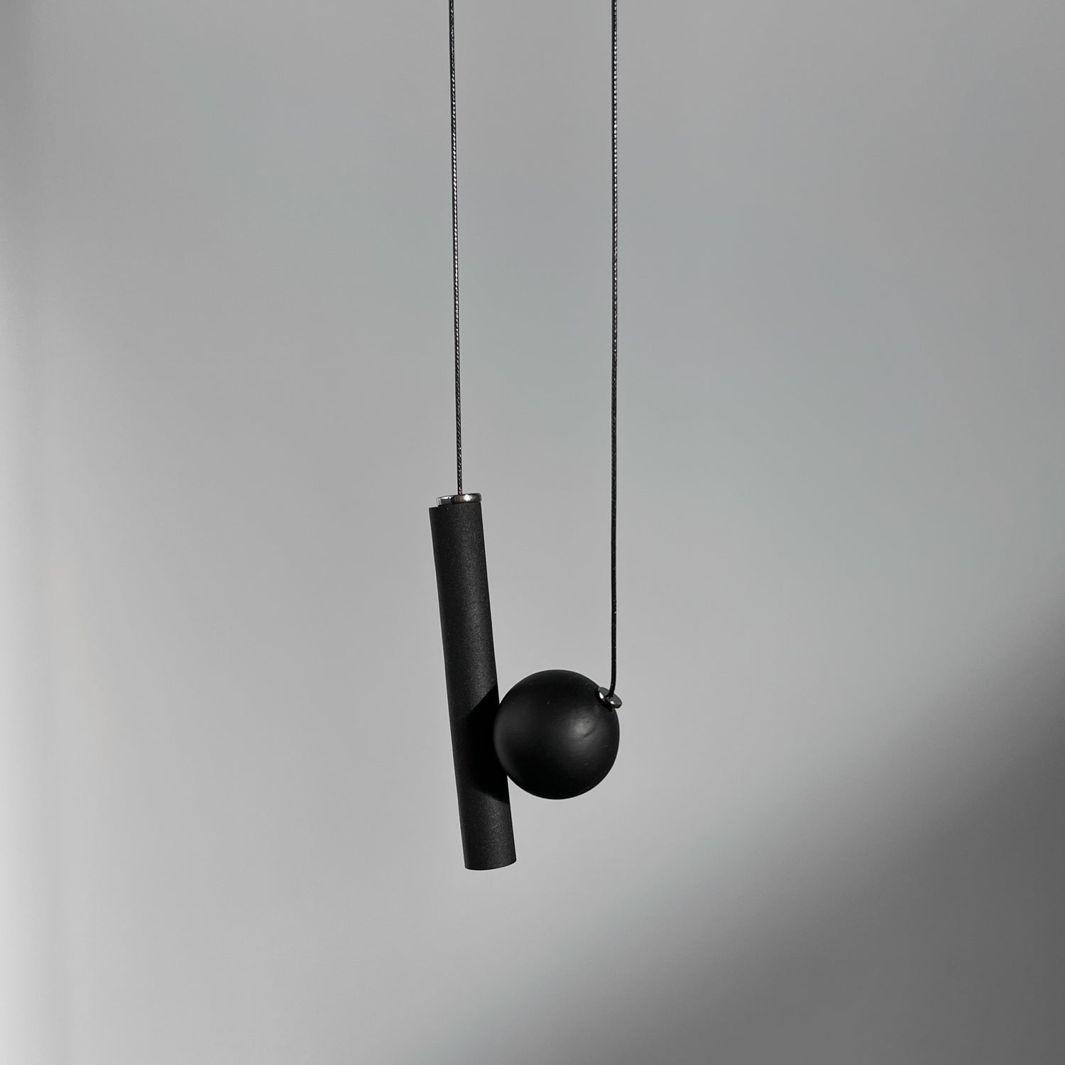 Modernus kaklo papuošalas Io_black - MUNÉ