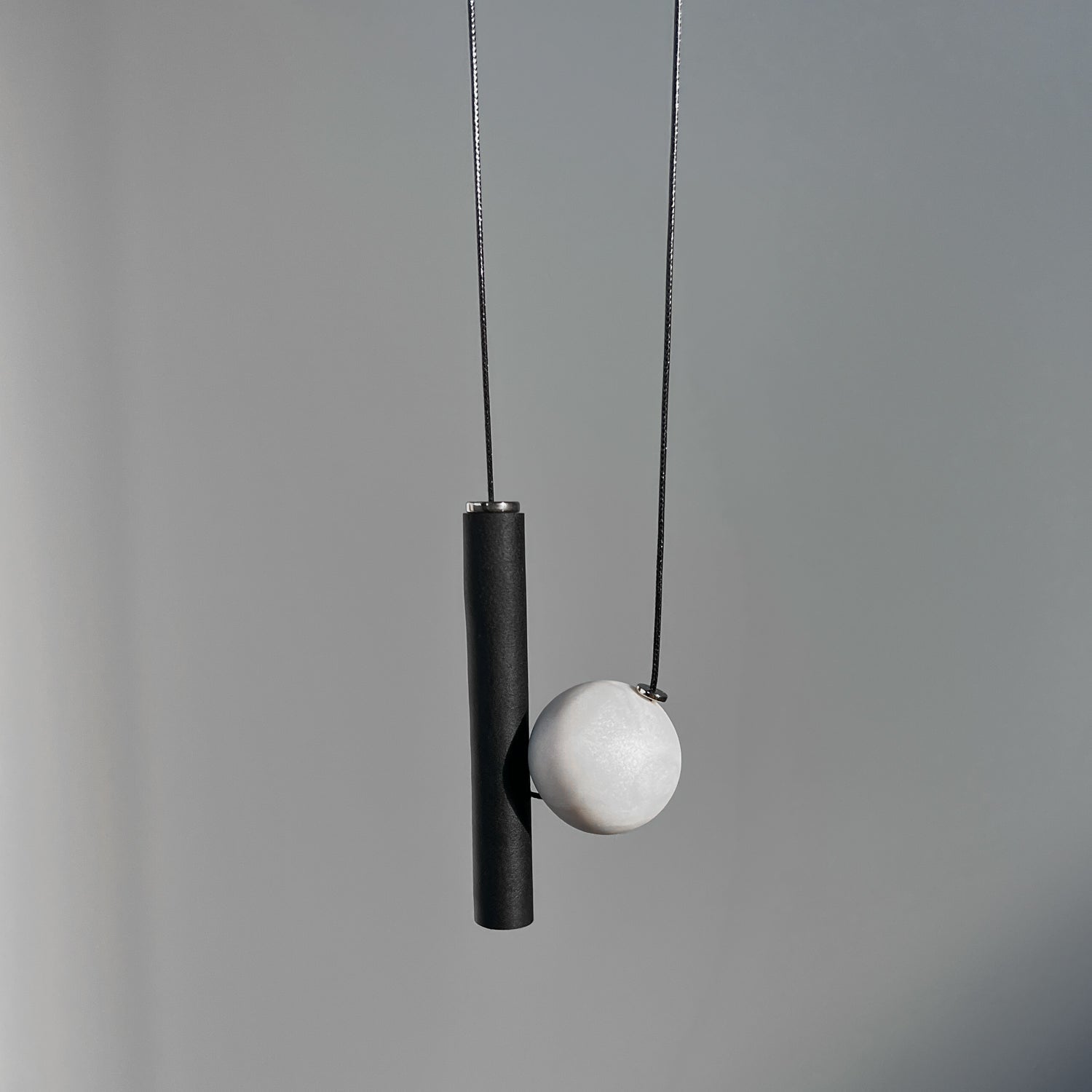 Modernus kaklo papuošalas Io_pearl - MUNÉ