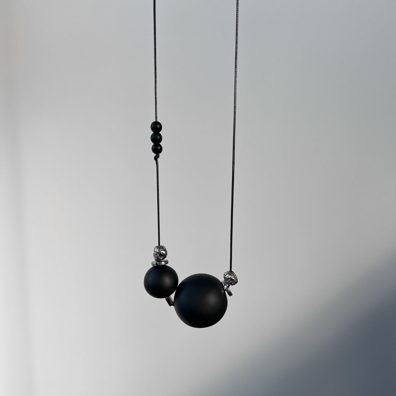 Modernus kaklo papuošalas Oo_moon - MUNÉ