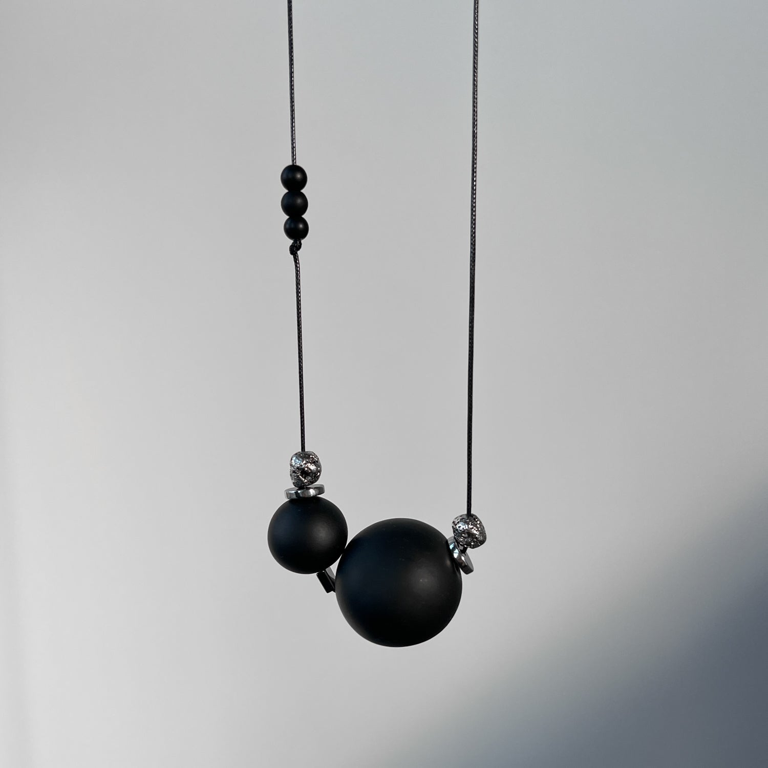 Modernus kaklo papuošalas Oo_moon - MUNÉ