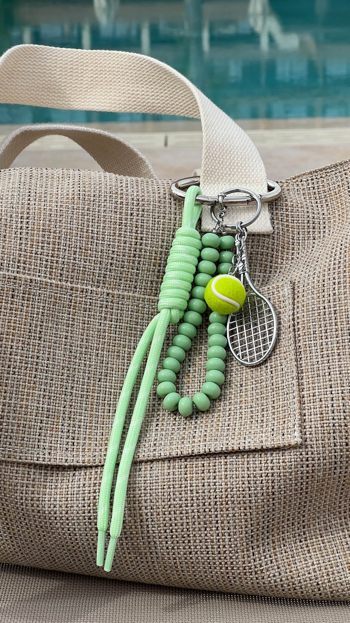 Rankinės pakabukas „Playful Green“ - MUNÉ