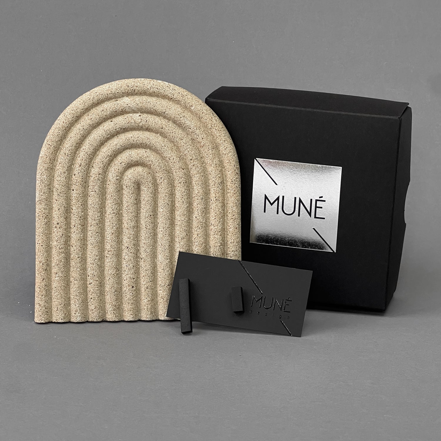 Rinkinys: auskarai PSK_ma_black ir padėkliukas _sand - MUNÉ