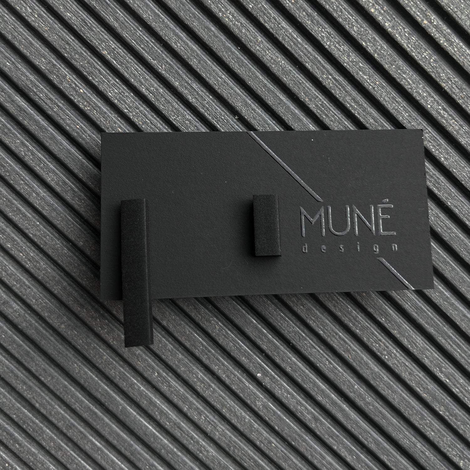 Rinkinys: auskarai PSK_ma_black ir padėkliukas _sand - MUNÉ