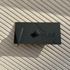 Rinkinys: auskarai S_Black ir padėkliukas - MUNÉ