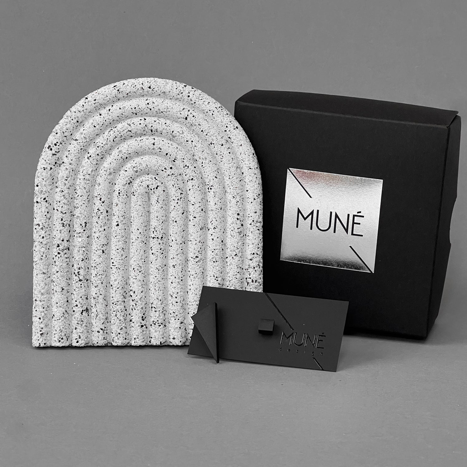Rinkinys: auskarai S_Black ir padėkliukas - MUNÉ