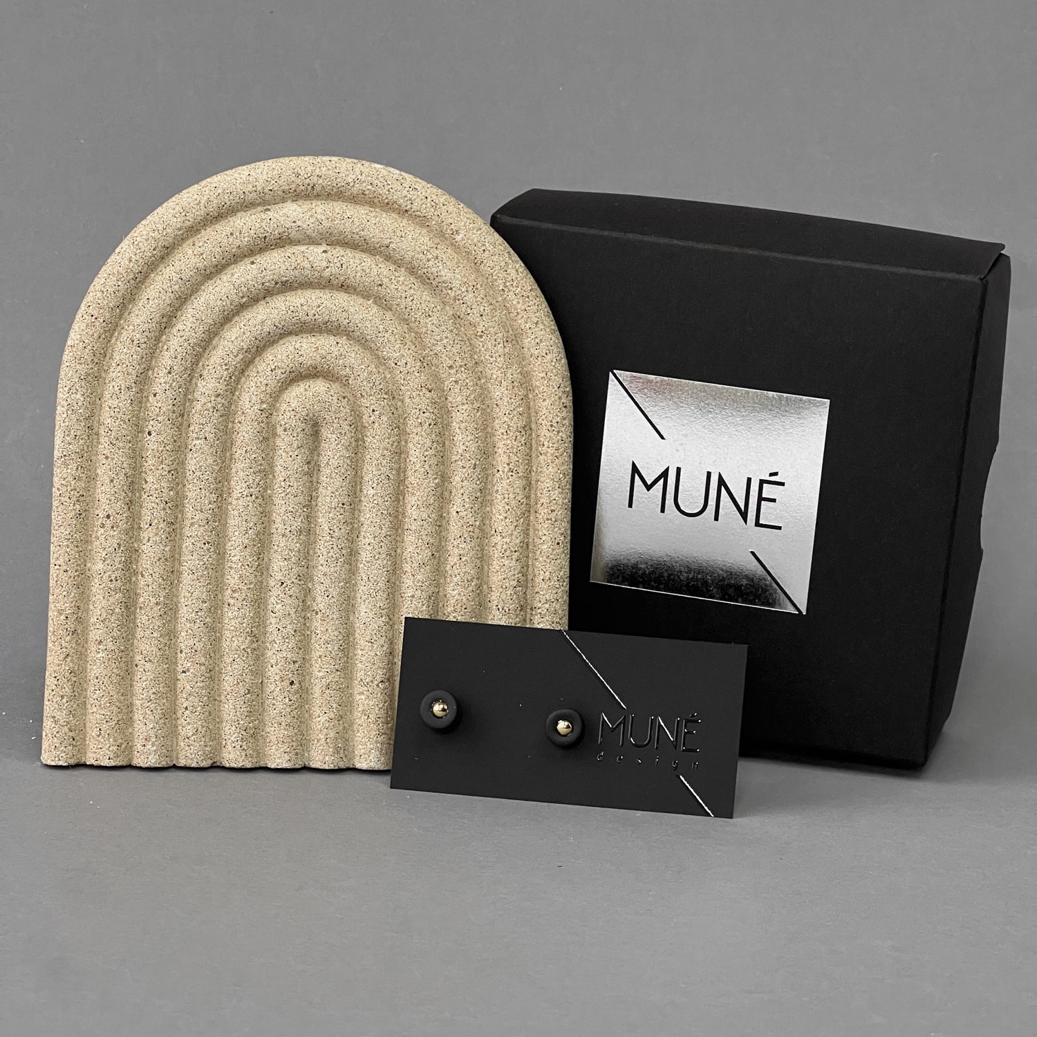 Rinkinys: auskarai _Unitta ir padėkliukas_sand - MUNÉ