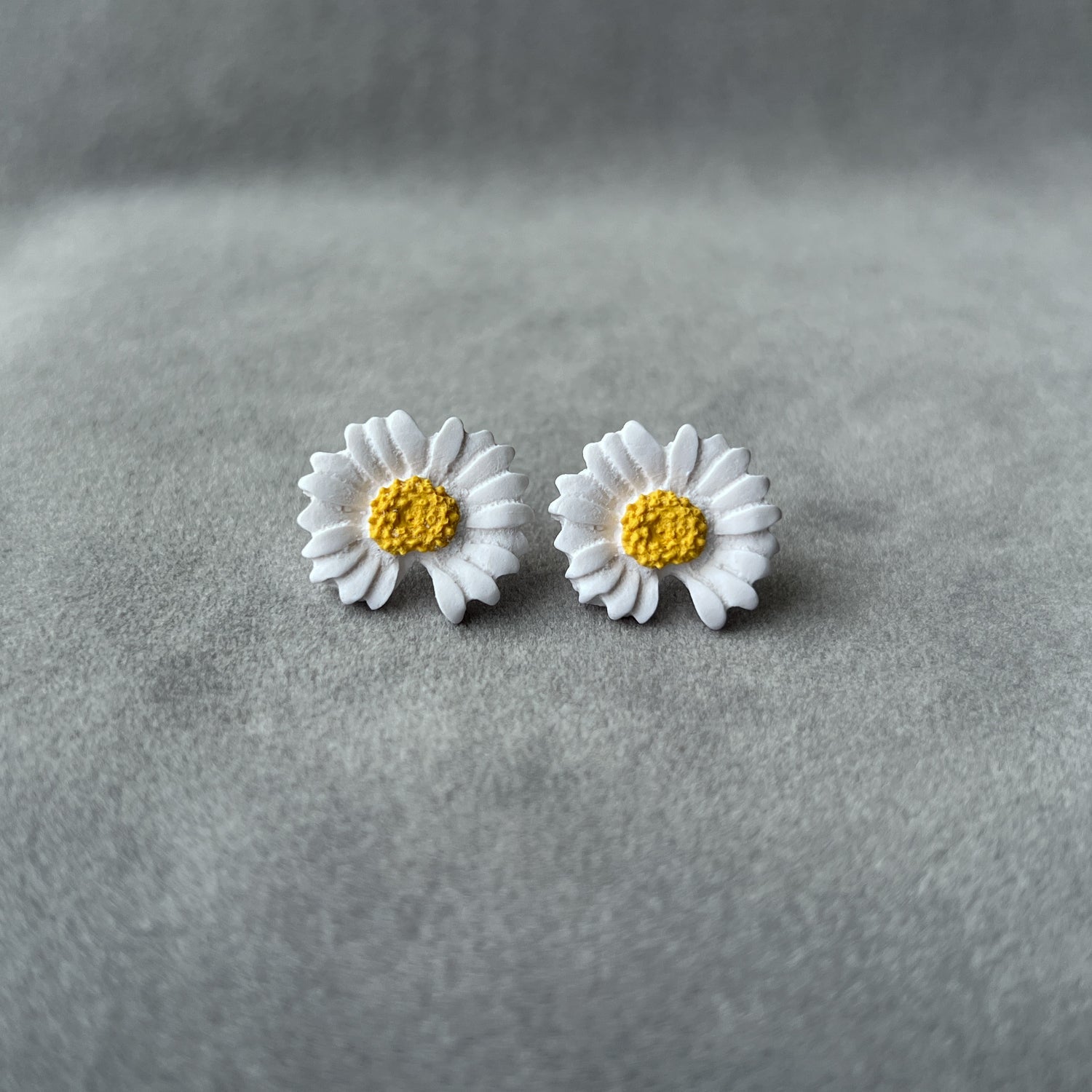 Rinkinys: natūralus lūpų balzamas ir auskarai Daisies_middle - MUNÉ