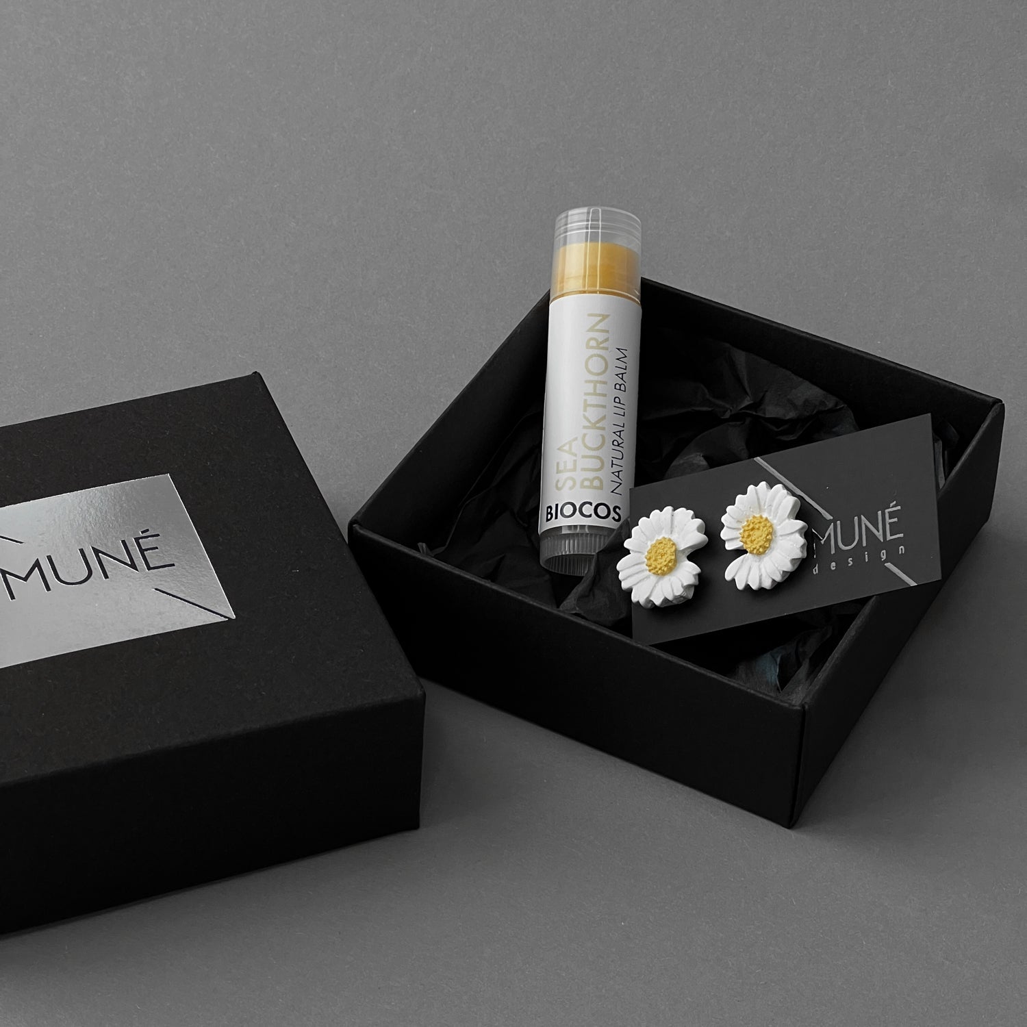 Rinkinys: natūralus lūpų balzamas ir auskarai Daisies_middle - MUNÉ