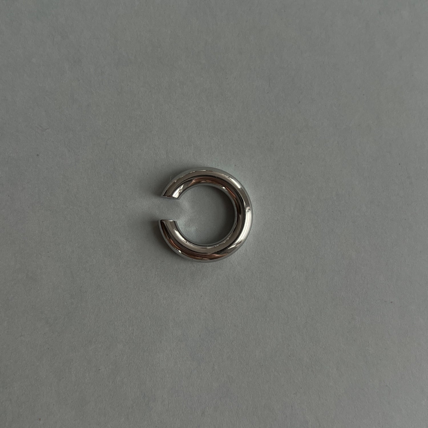 Sidabrinės spalvos cuff auskaras - MUNÉ