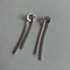 Sidabrinės spalvos kabantys auskarai - MUNÉ