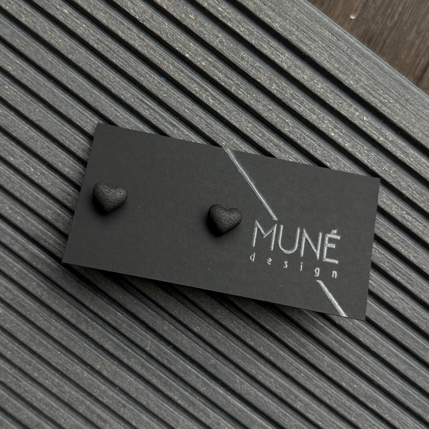 Veriamieji auskarai | Black hearts - MUNÉ