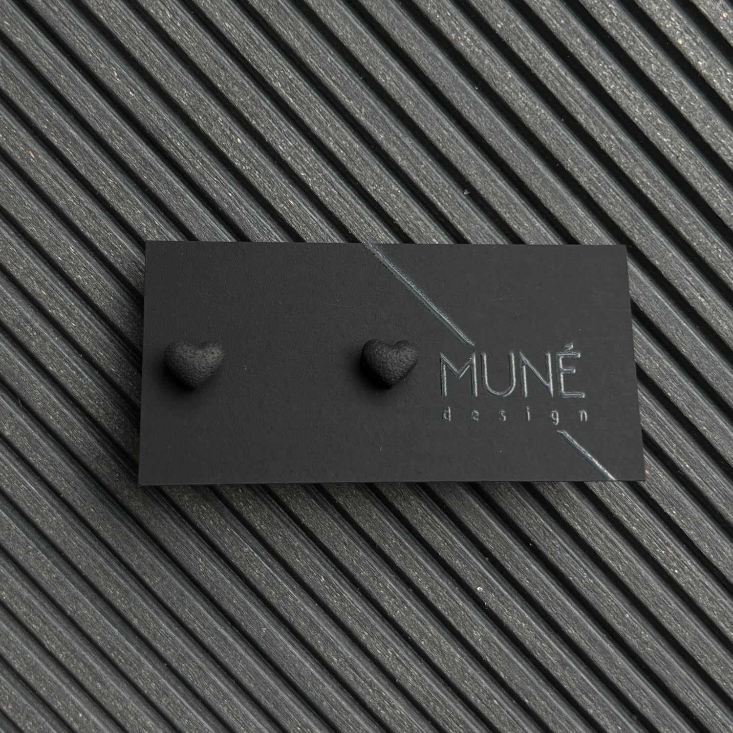 Veriamieji auskarai | Black hearts - MUNÉ
