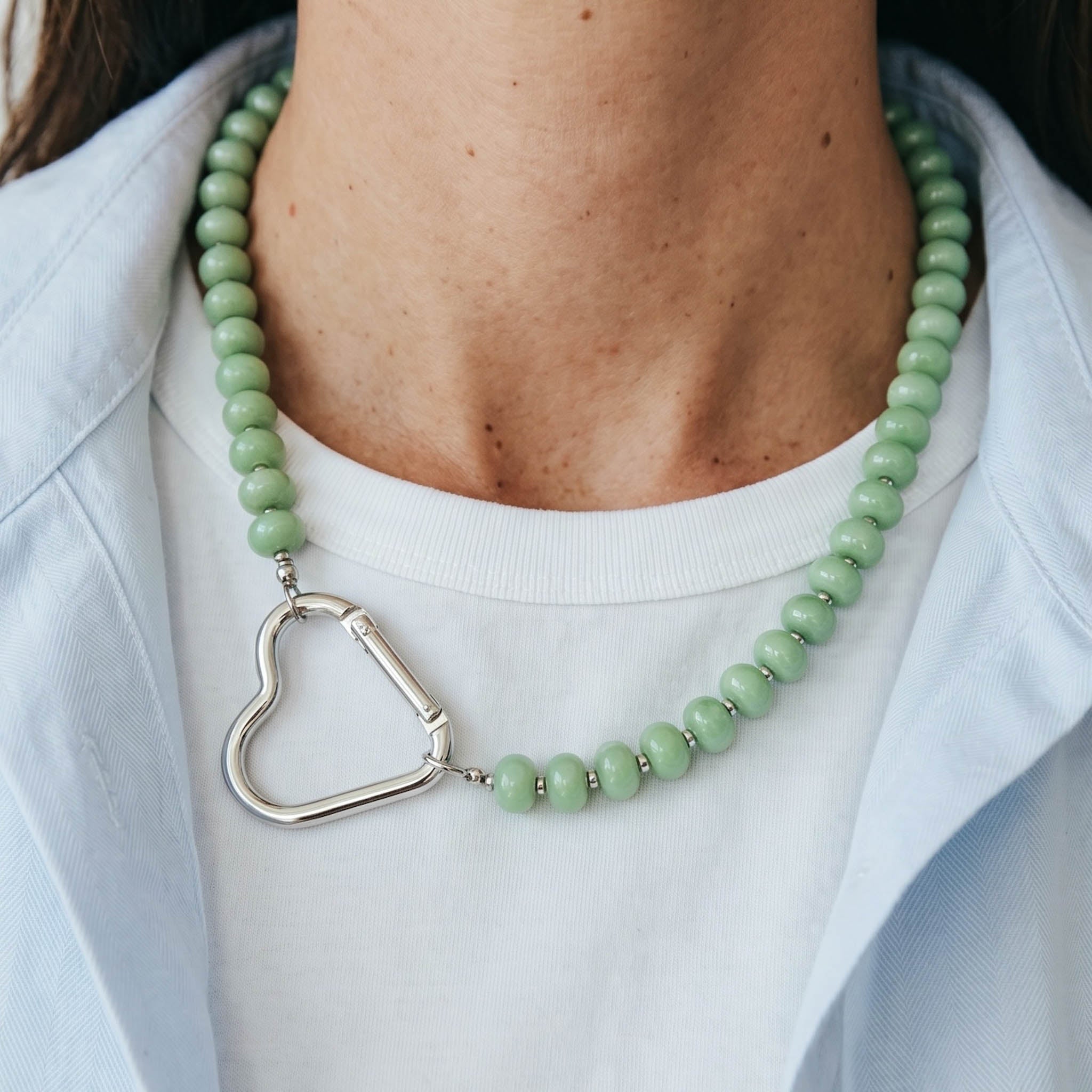 Žalias kaklo vėrinys su širdies formos užsegimu - MUNÉ