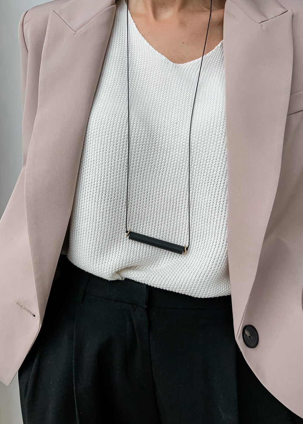 Minimalistinis modernus kaklo papuošalas Simply_N2_grey - MUNÉ
